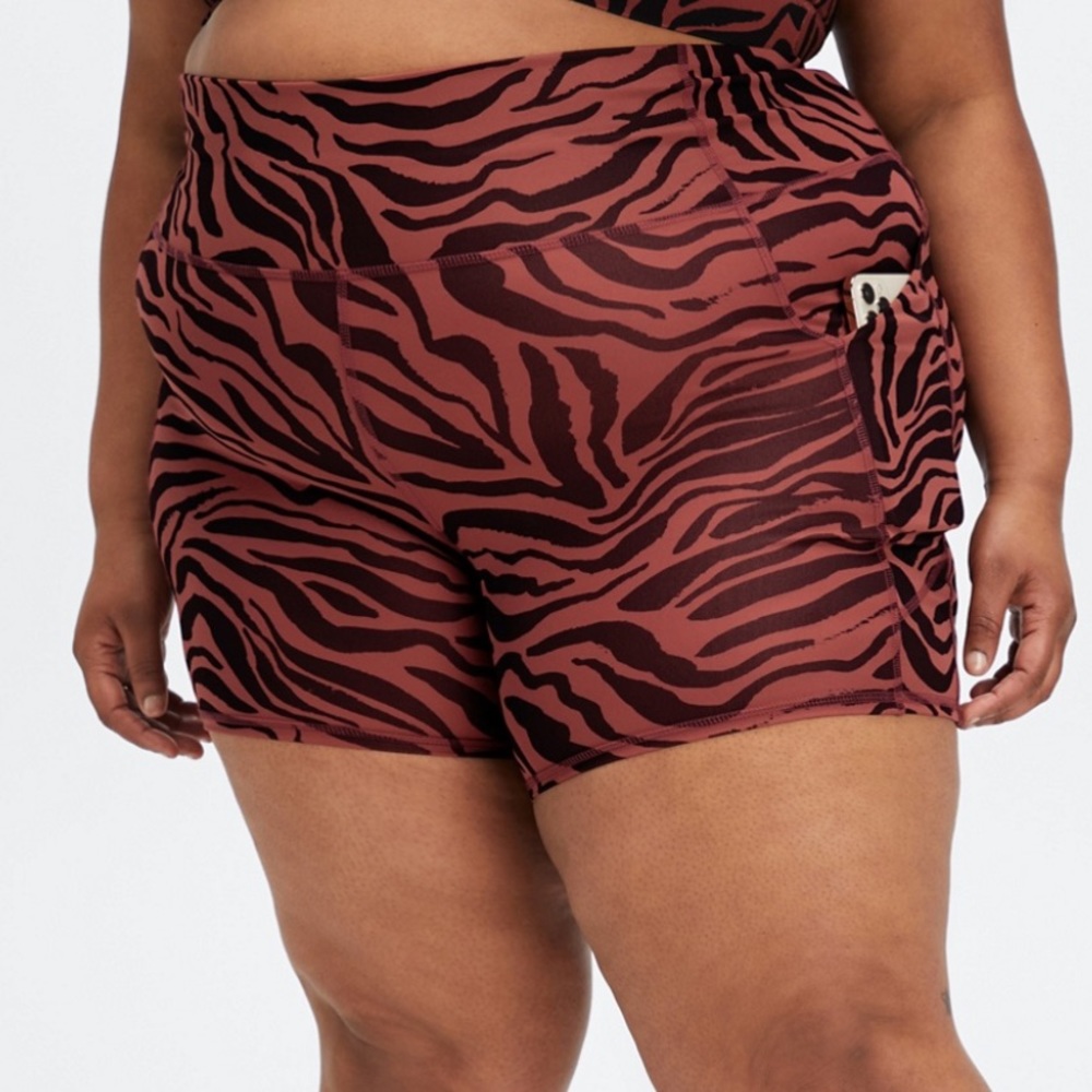 Fabletics Oasis High-Waisted 6'' Short NWT